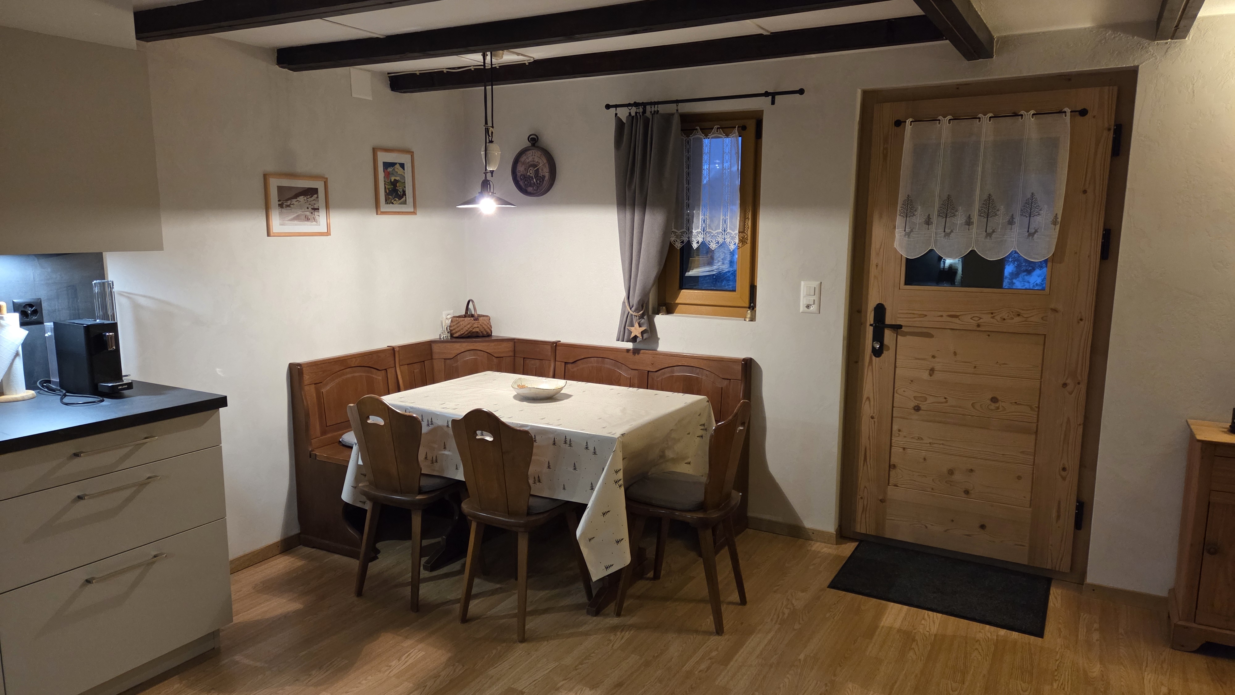 Ecureuil table manger lumière photo 4